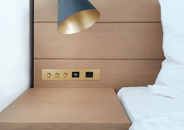 全客室共通設備／ベッド脇コンセント All Rooms / Bedside Outlet