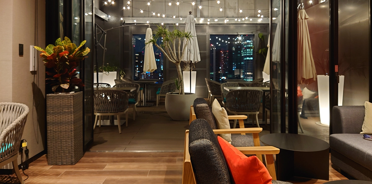 ホテル最上階 20階のルーフトップBAR